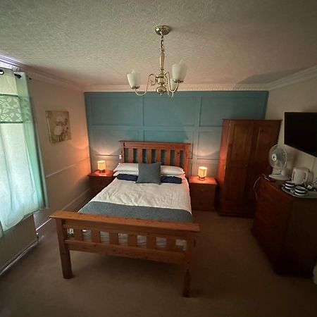 The Penruddocke Arms Bed & Breakfast Dinton  Exterior photo